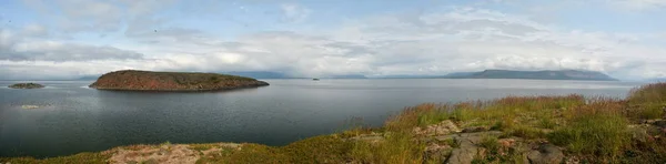 파노라마입니다. 북쪽 호수에 섬. — 스톡 사진