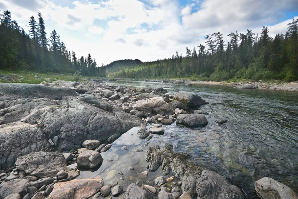 Kharamatlou-joki napa-Uralilla . — kuvapankkivalokuva