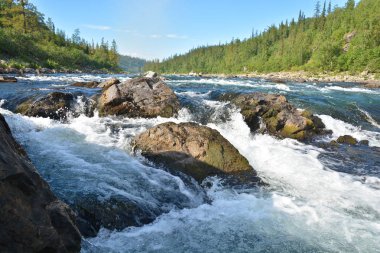 Eşik Polar Uralların Nehri üzerinde. 