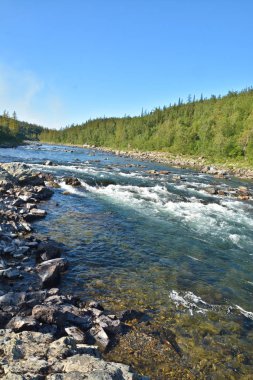 Eşik Polar Uralların Nehri üzerinde. 