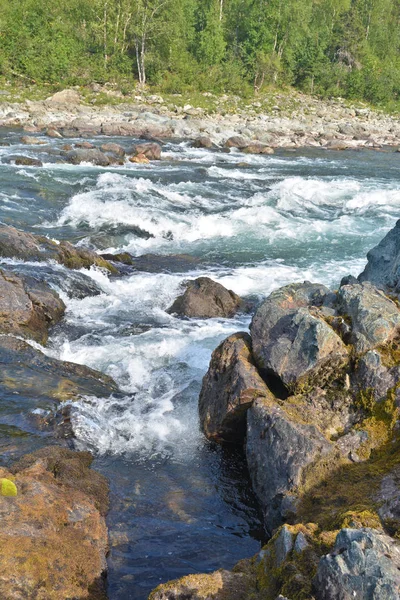 Eşik Polar Uralların Nehri üzerinde. 