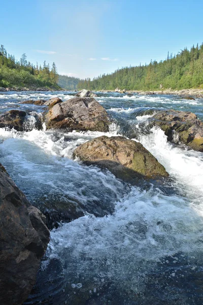 Eşik Polar Uralların Nehri üzerinde. 