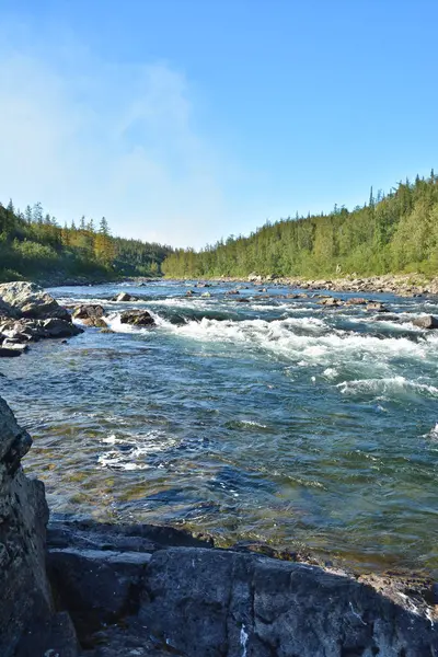 Kuzey Nehri üzerinde rapids. 