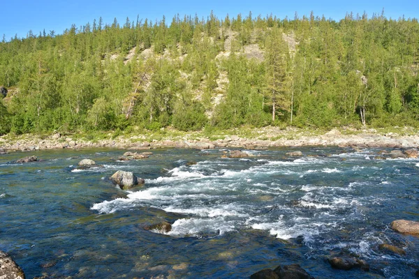 Eşik Polar Uralların Nehri üzerinde. 
