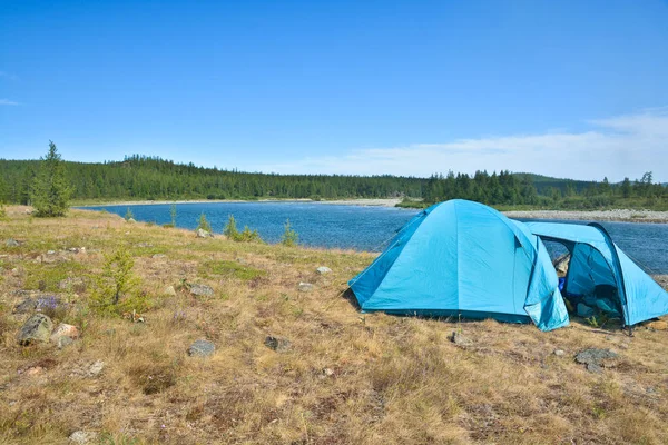 Tent toeristische op de rivier Bank. — Stockfoto