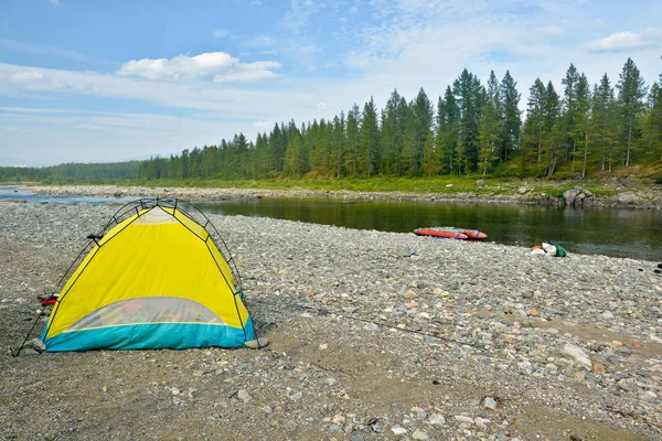 Tent tourist on the river bank. — Stock Photo, Image