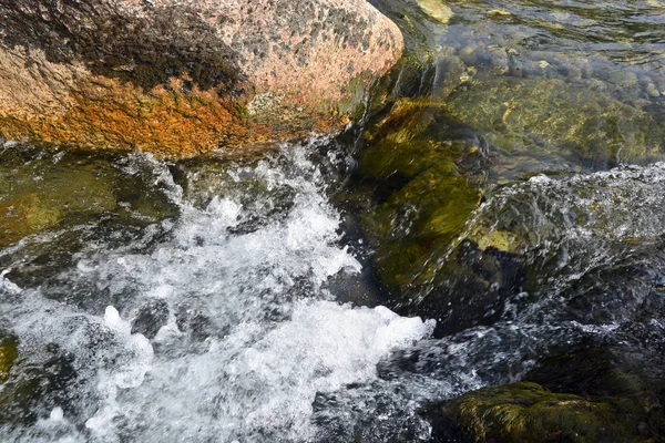 El río de montaña Haramatalow en los Urales Polares . — Foto de Stock