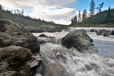 Dağ nehir Haramatalow Polar Urallarda. 