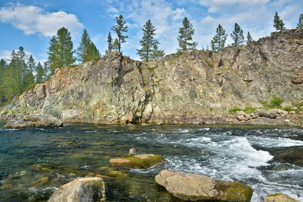 Dağ nehir Haramatalow Polar Urallarda. 
