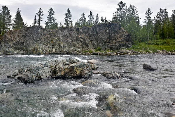 Dağ nehir Haramatalow Polar Urallarda. 