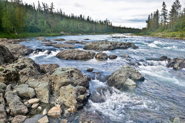 El río de montaña Haramatalow en los Urales Polares . —  Fotos de Stock