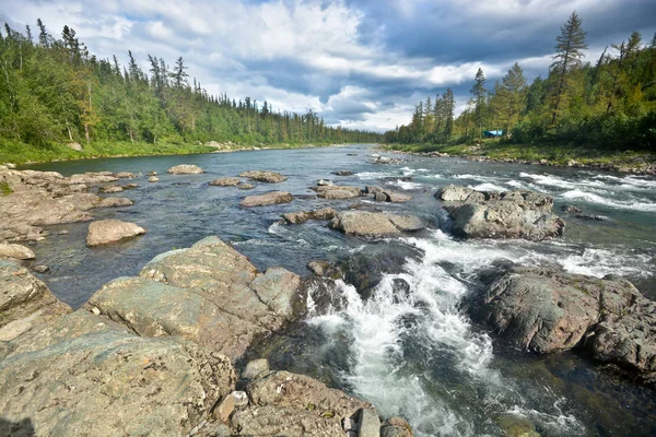 Dağ nehir Haramatalow Polar Urallarda. 
