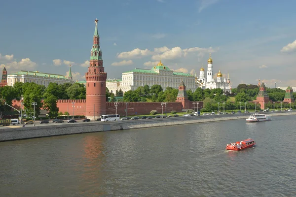 El Kremlin de Moscú en un día de verano . —  Fotos de Stock