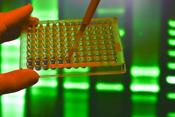 Pruebas de ADN en el laboratorio . —  Fotos de Stock