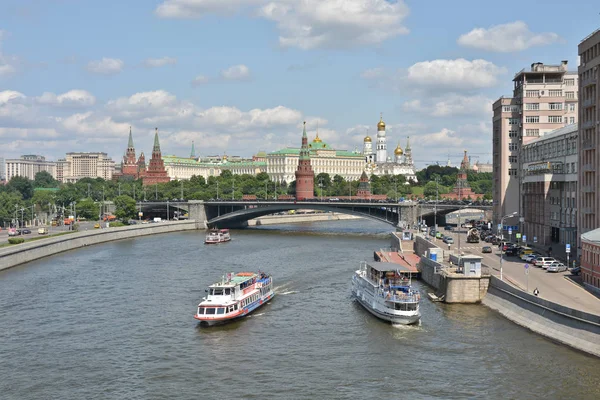 Moscow river and the ships. — Stock Photo, Image