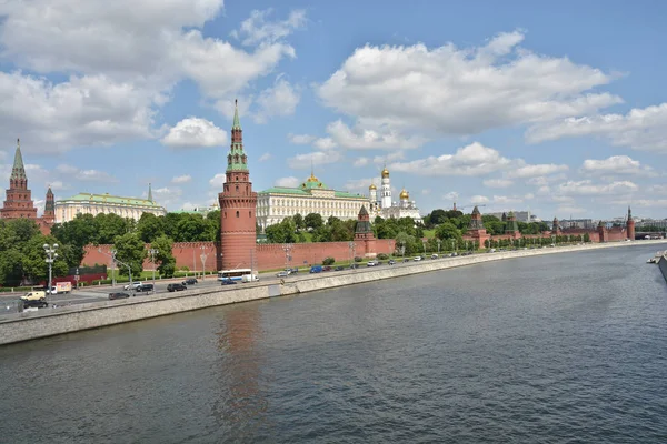 The Kremlin embankment in Moscow. — Stock Photo, Image