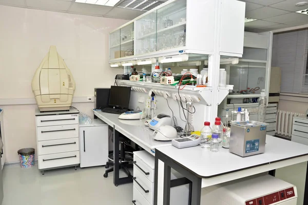 Interieur van een moderne wetenschappelijke laboratorium. — Stockfoto