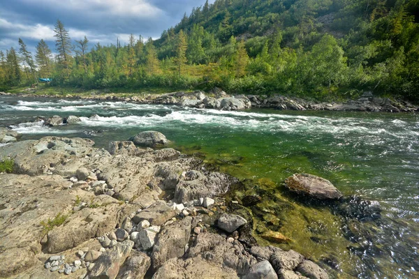 Речные пороги Полярного Урала . — стоковое фото