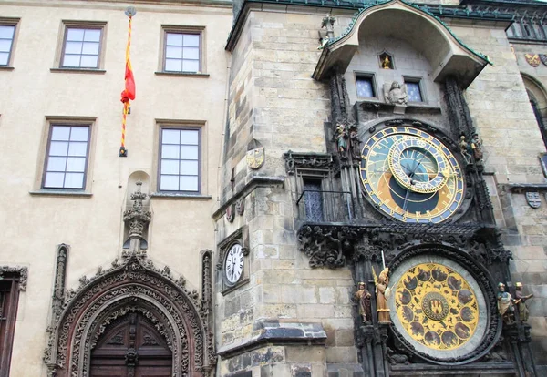 As ruas de Praga, torres e campanários . — Fotografia de Stock