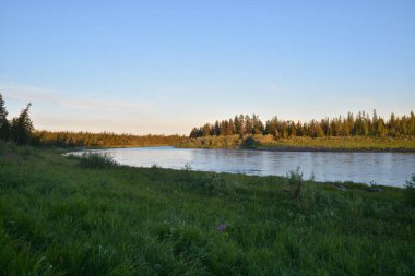 Sob nehir, kutup Urallar akşamı. 