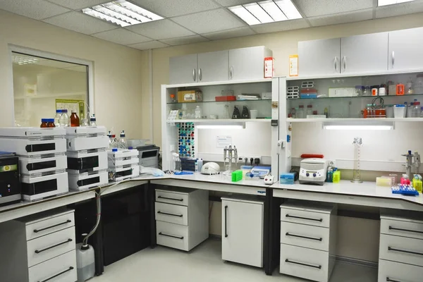 Интерьер современной химической лаборатории . — стоковое фото