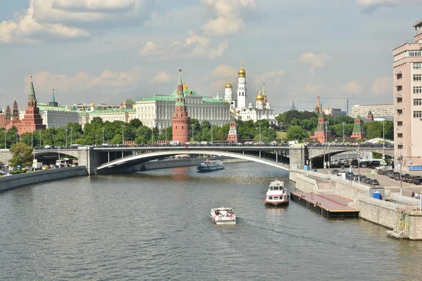 Embarcação de prazer perto do Kremlin de Moscou . — Fotografia de Stock