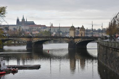 Prag, köprü Vltava üzerinde. 