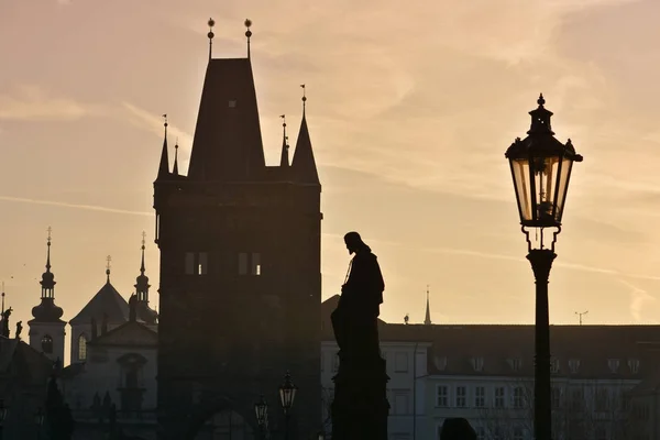 Amanhecer na Ponte Charles em Praga . — Fotografia de Stock