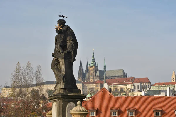 Escultura de Santo António na Ponte Carlos em Praga . — Fotografia de Stock
