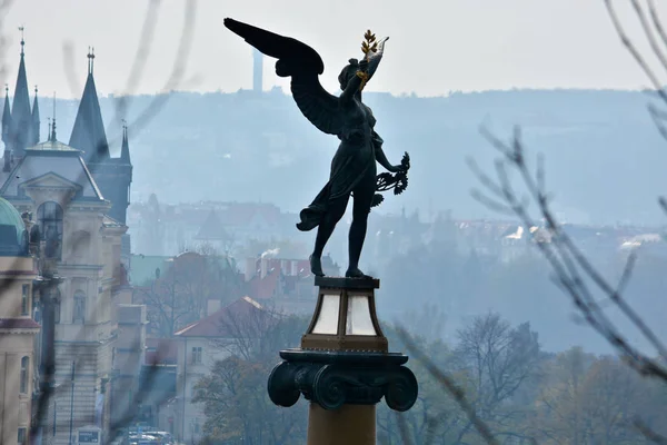 Figura de um anjo na ponte checa em Praga . — Fotografia de Stock