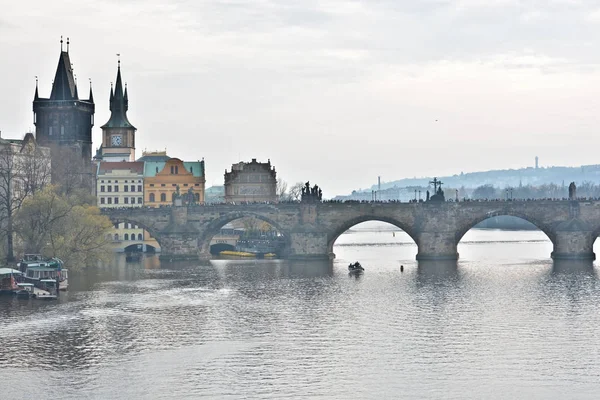 Károly-híd és a járdán torony, az óváros. — Stock Fotó
