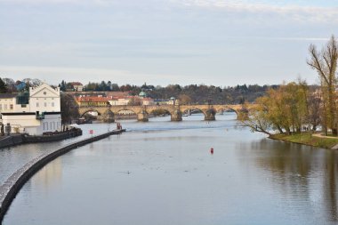 Prag 'daki Vltava 'nın karşısındaki Charles Köprüsü.
