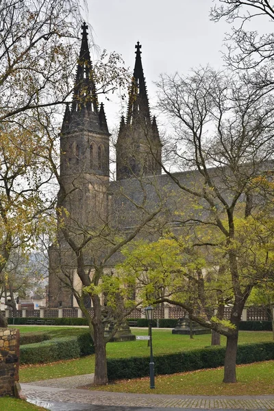 A Basílica dos Santos Pedro e Paulo em Vysehrad, Praga . — Fotografia de Stock