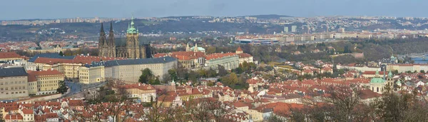 Panorama de Praga a partir da colina Petrin . — Fotografia de Stock