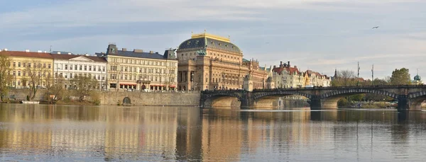 Panorama z nábřeží Vltavy v Praze. — Stock fotografie