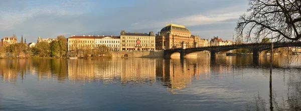 プラハのパノラマ。国立劇場とヴルタヴァ川 embankme — ストック写真