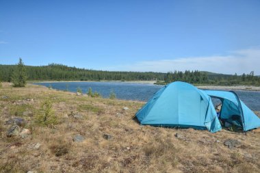 Nehir kıyısında çadır. 