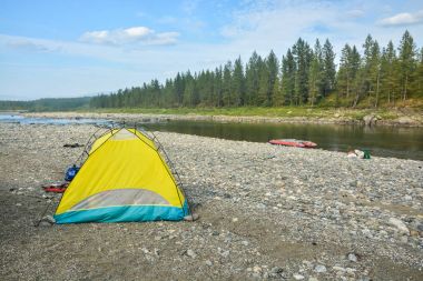 Nehir kıyısında çadır. 
