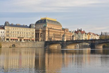 Ulusal Tiyatro ve Prag Legia Köprüsü. 