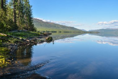 Putorana Plato üzerinde bir dağ Gölü kıyısında. 
