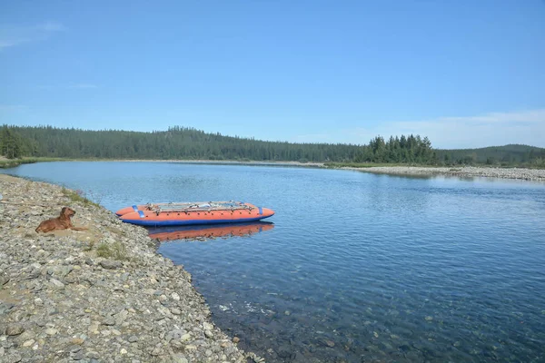 Rote Katamaran-Reisende auf dem nördlichen Fluss. — Stockfoto