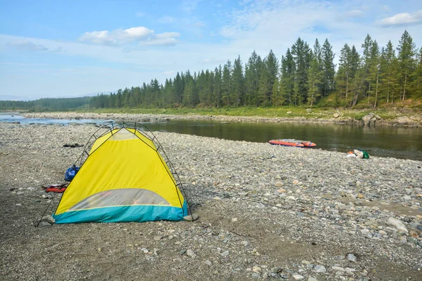 Tent on the river bank. — Stock Photo, Image