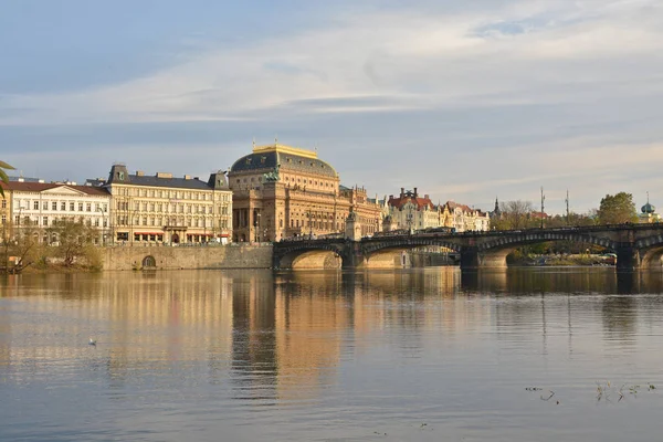 Nationaal Theater en de brug van Legia in Praag. — Stockfoto