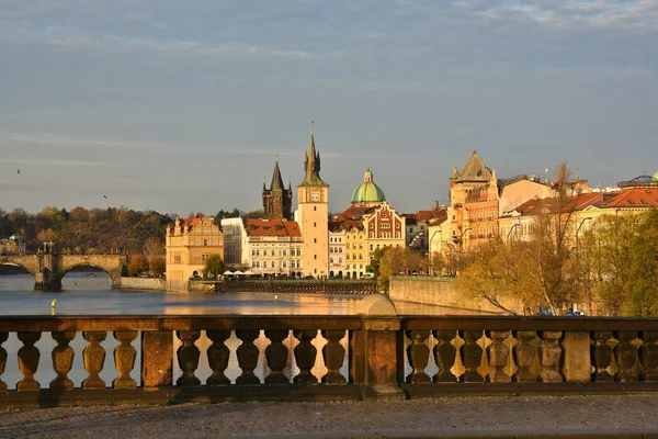 Torre del Puente de la Ciudad Vieja en Praga a la luz de la tarde . —  Fotos de Stock