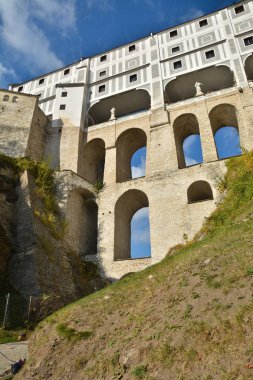 Cesky Krumlov kalede bir manto Köprüsü. 