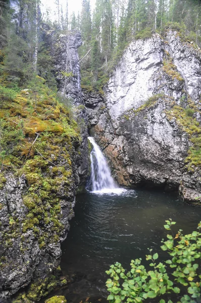 Virgin Komi lesy, vodopád ve skalách. — Stock fotografie