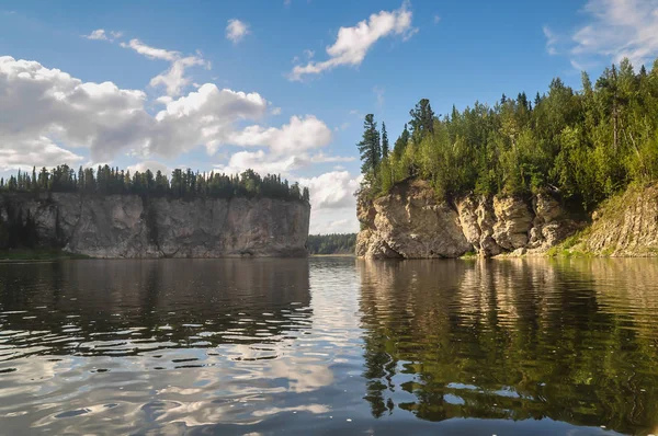 Maagdelijke Komiwouden, schilderachtige kliffen aan de rivier van de taiga Shchugor. — Stockfoto