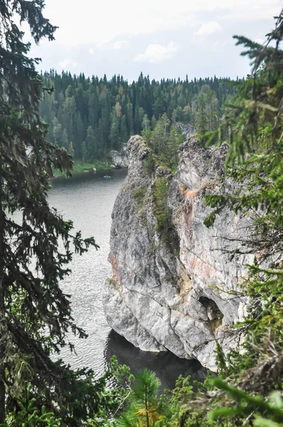 Virgin Komi lesy, skály na řece Shchugor. — Stock fotografie