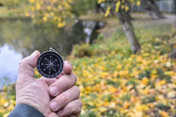 Kompas v ruce. — Stock fotografie