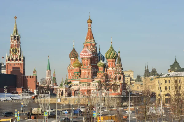 St. Basil's Cathedral and Spasskaya tower of the Moscow Kremlin. — Stock Photo, Image